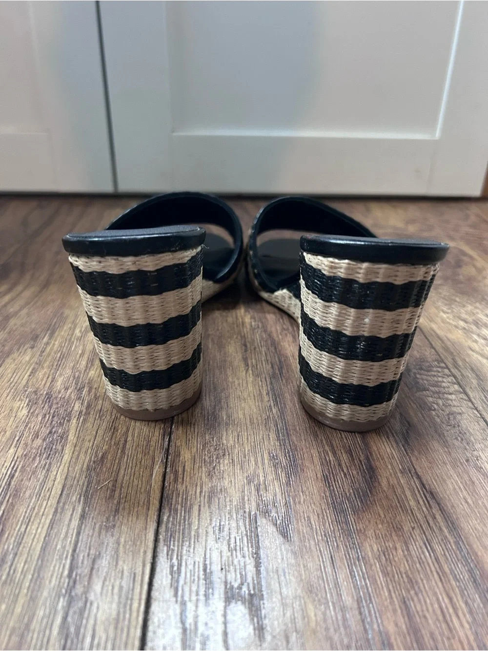 Kate Spade New York Linda Wedge Sandals Size 7.5 black & natural woven raffia